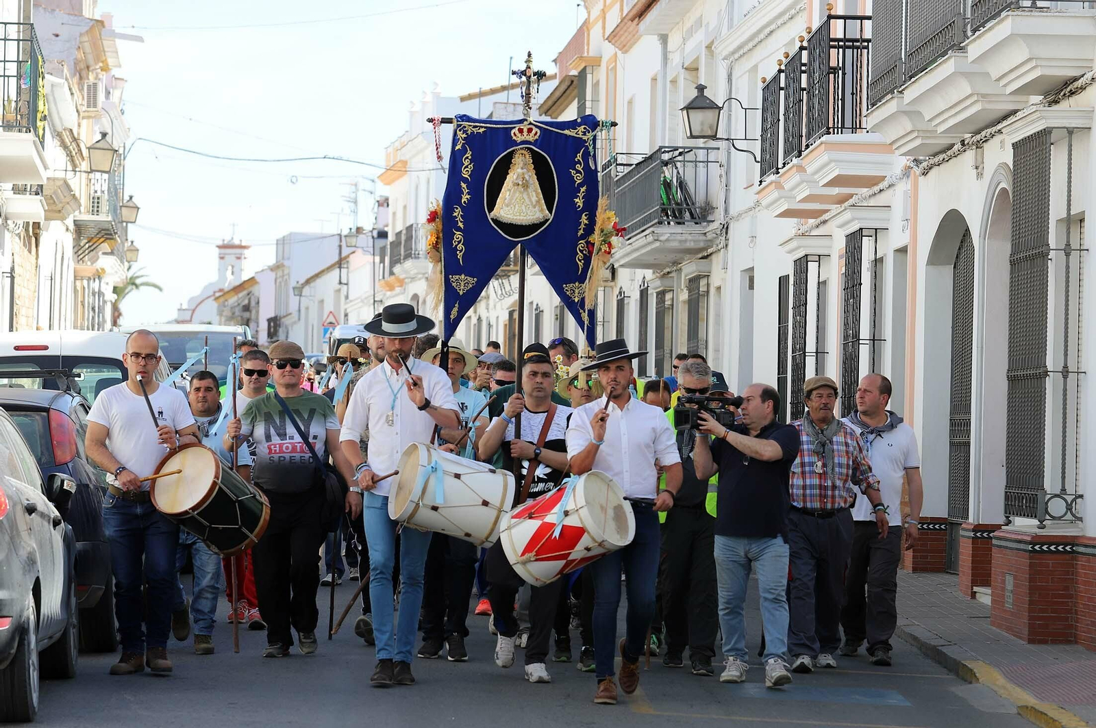 Imágenes de los presos de la cárcel de Huelva en su camino hacia El Rocío