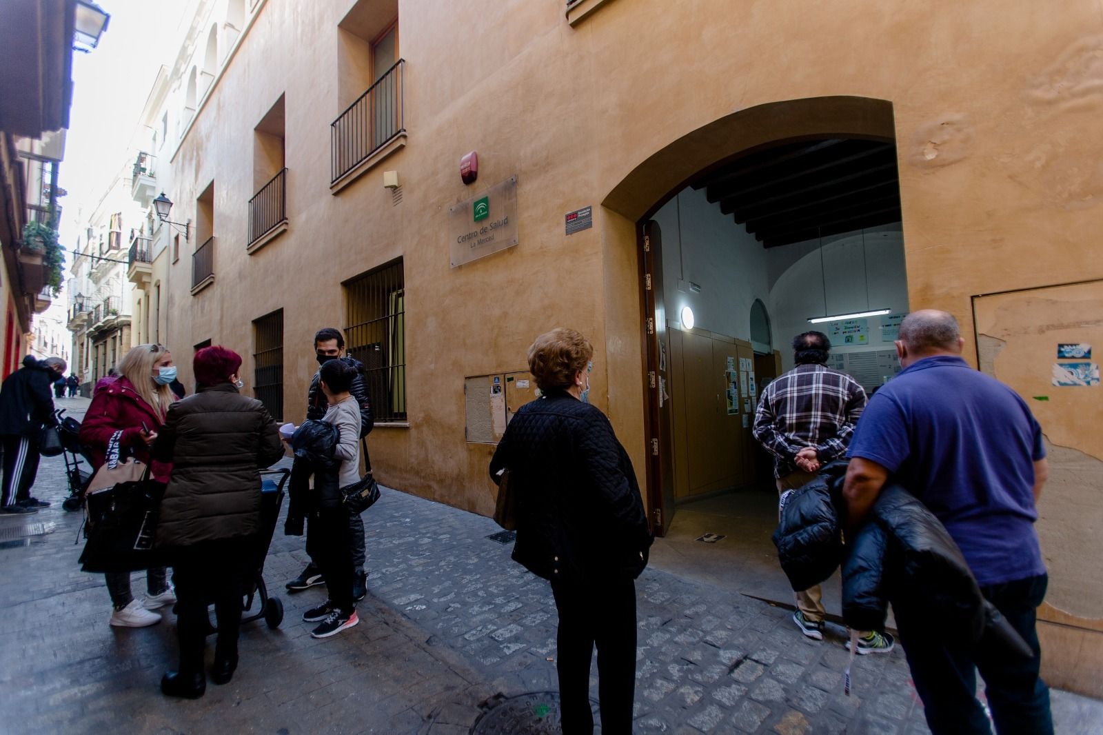 Personas a las puertas de un centro de salud de Cádiz.