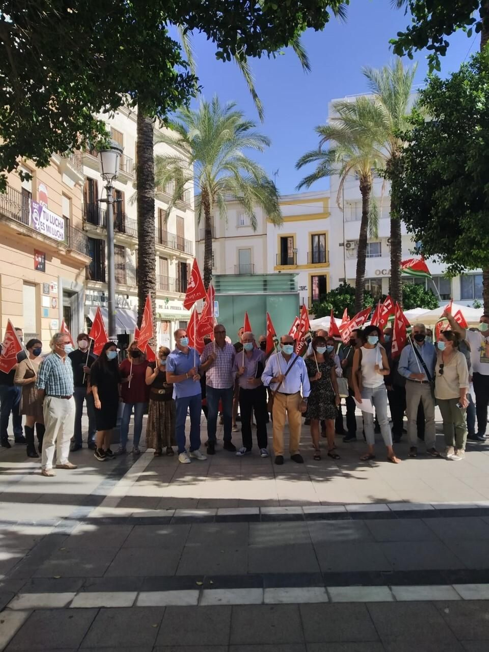 Concentración en la plaza del Arenal en solidaridad con el sindicato italiano CGIL.