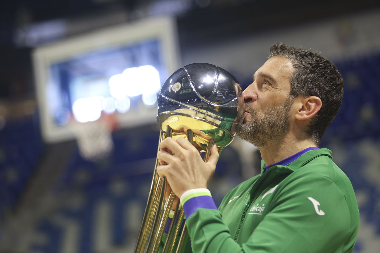 Ibon Navarro besa la Copa.