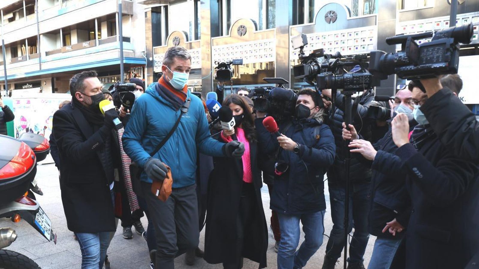 Urdangarin, entrando al bufete en el que trabaja rodeado de periodistas. Urdangarin, entrando al bufete en el que trabaja rodeado de periodistas.
