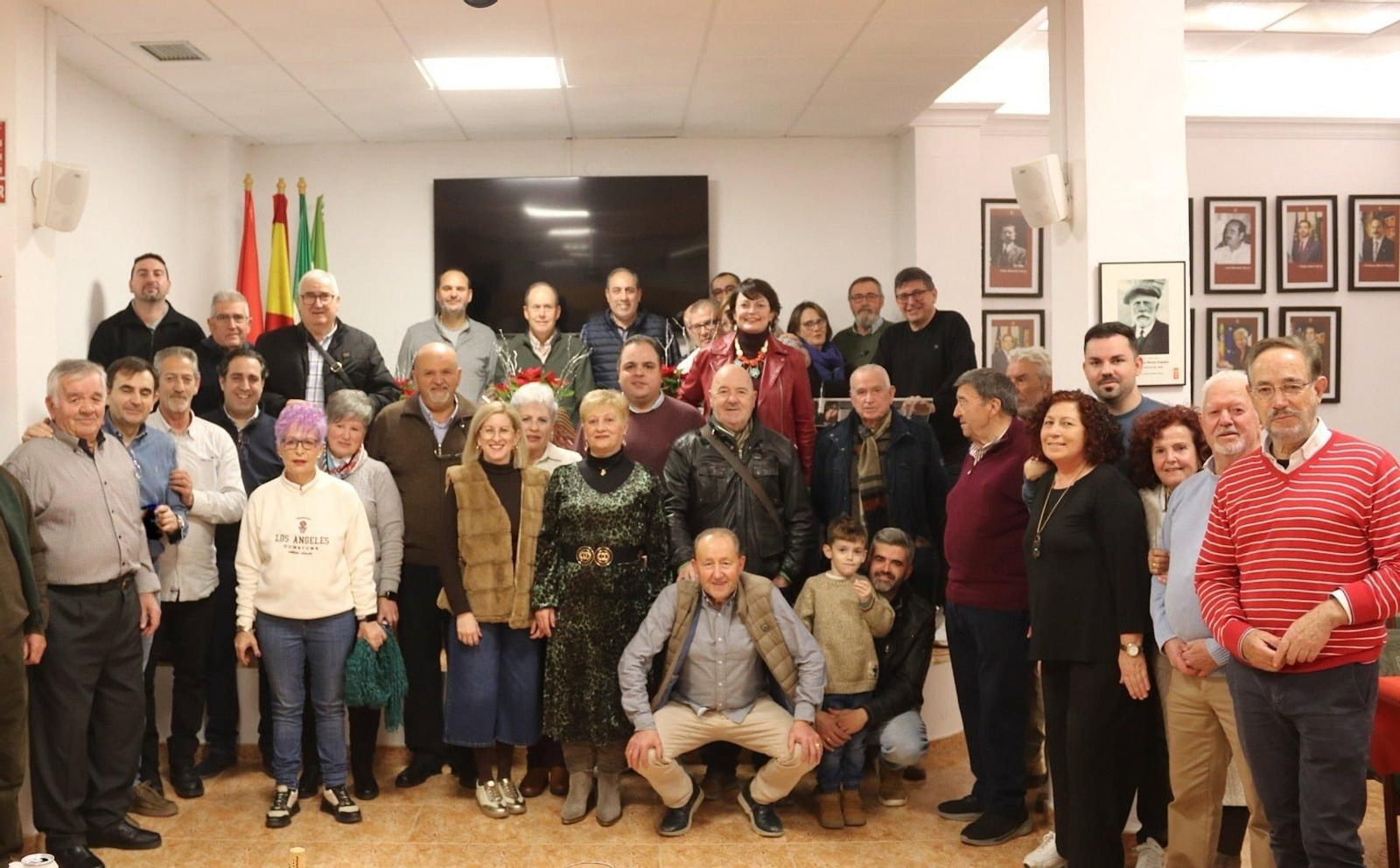Victor Torres junto a militantes socialistas en Alcalá la Real.