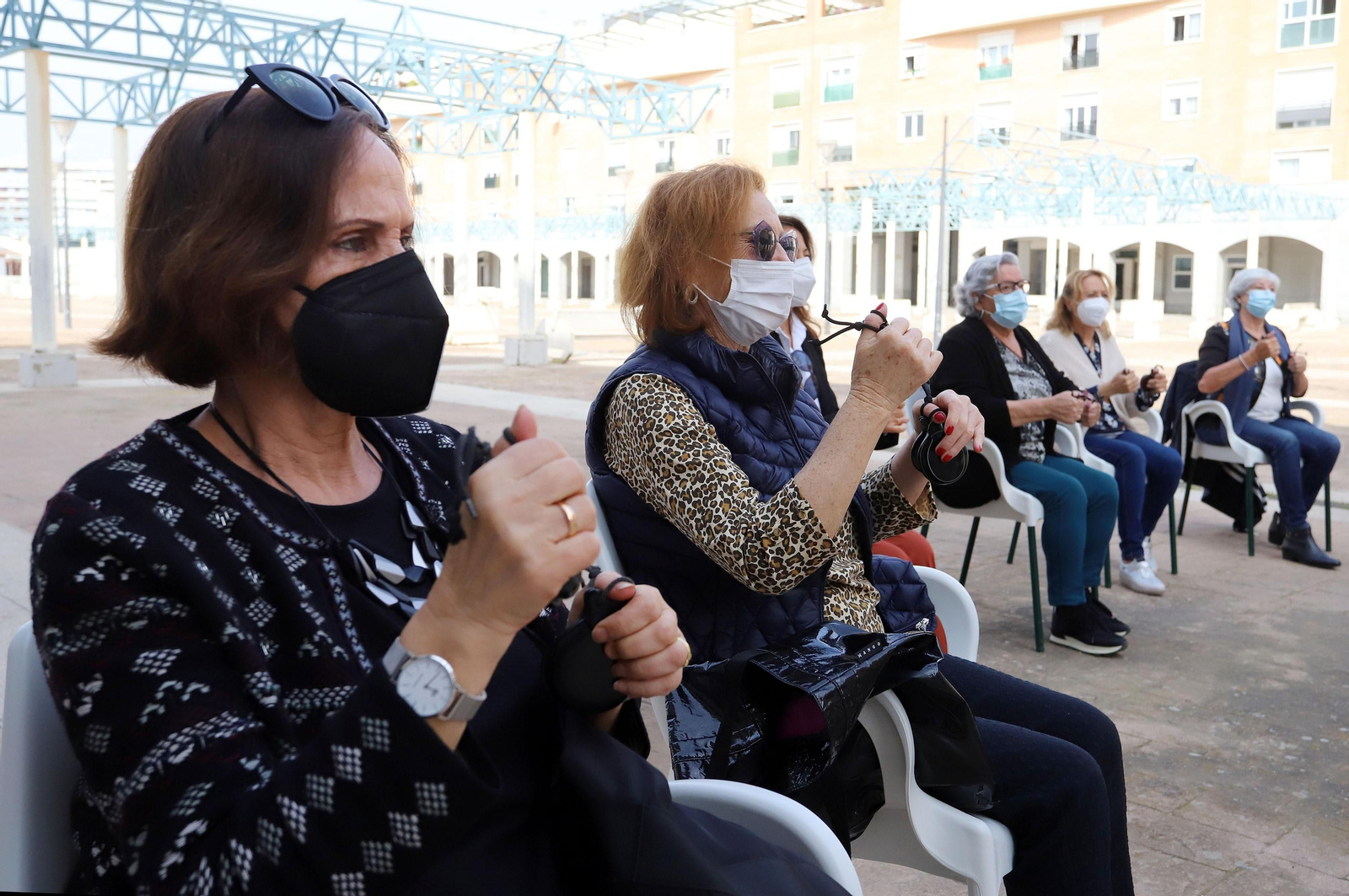 Imágenes del taller de tocar palillos de la programación de Cultura en los Barrios