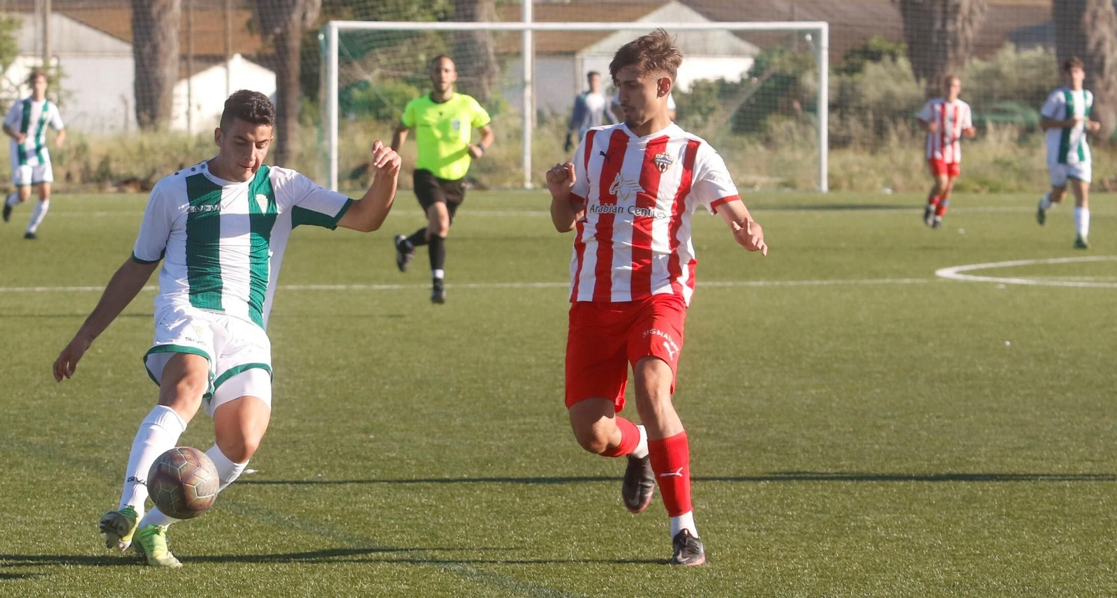 Fran Gómez saca un disparo ante la presión de un defensa del Almería.