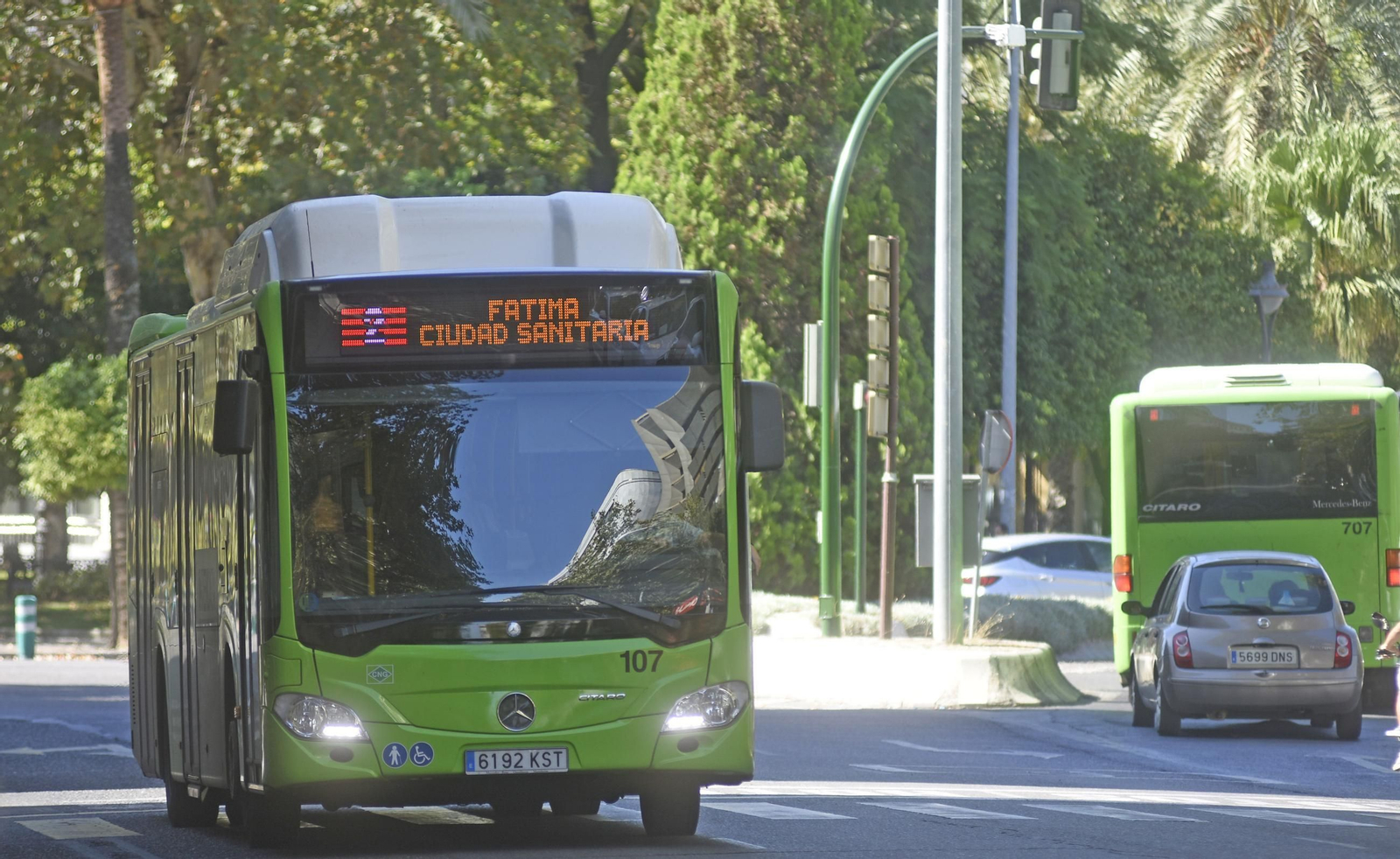 Un autobús de la línea 2 de Aucorsa circula por la ciudad. Un autobús de la línea 2 de Aucorsa circula por la ciudad.