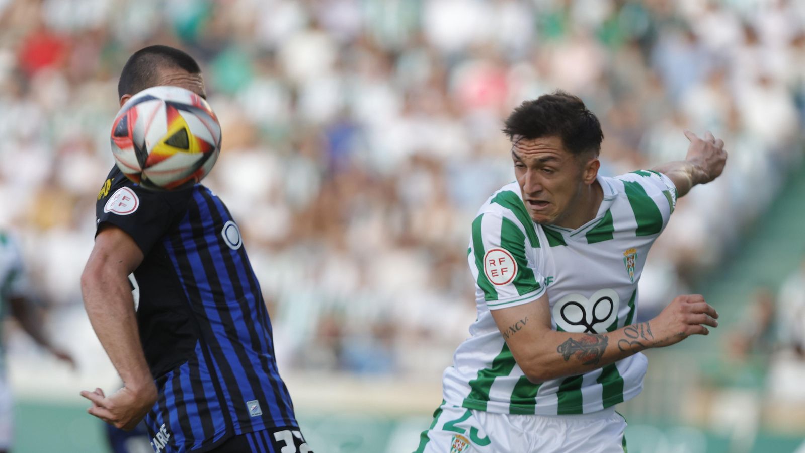 Carracedo cabecea el balón ante Andújar en el Córdoba CF - Ponferradina.