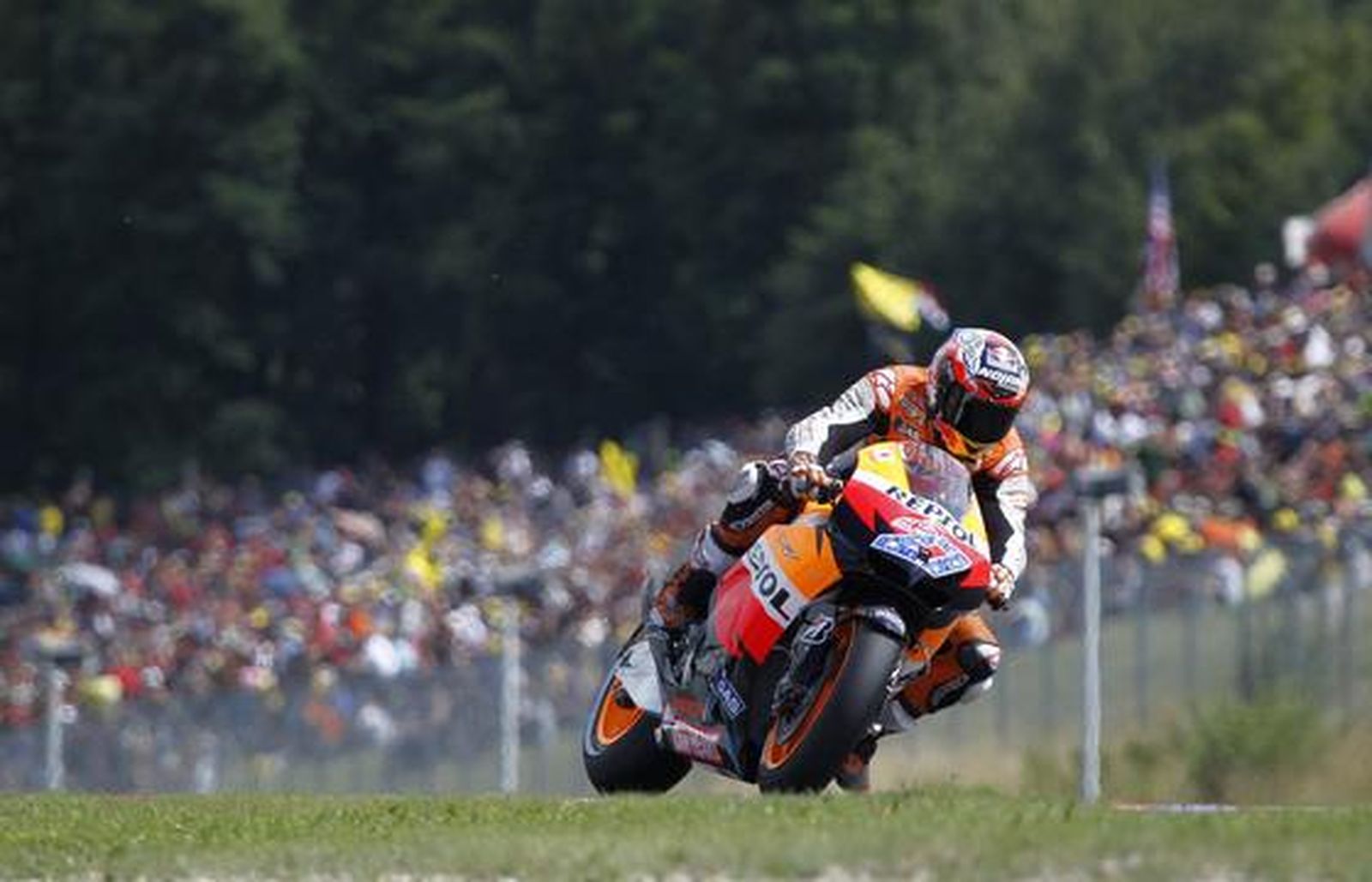 Stoner vence en Brno y acrecienta su ventaja al frente del Mundial. / Reuters