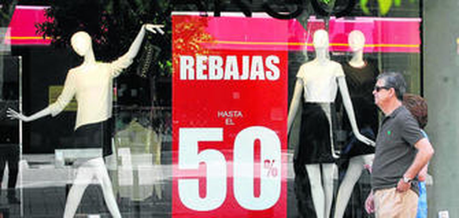 Un escaparate anuncia rebajas de hasta el 50%.