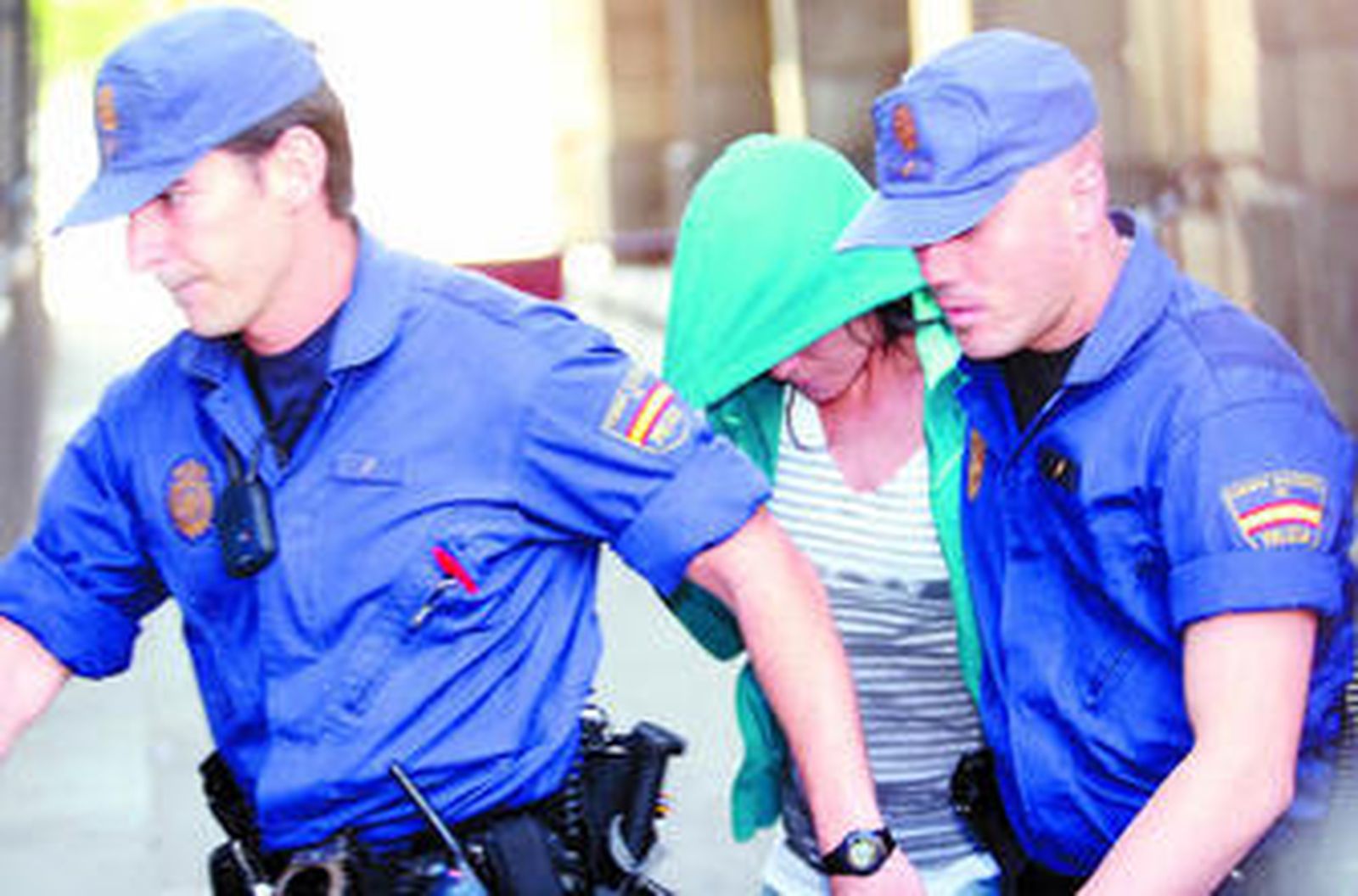 María García fue ayer conducida por dos policías para declarar ante el juez en la Audiencia de Sevilla tras ser detenida.