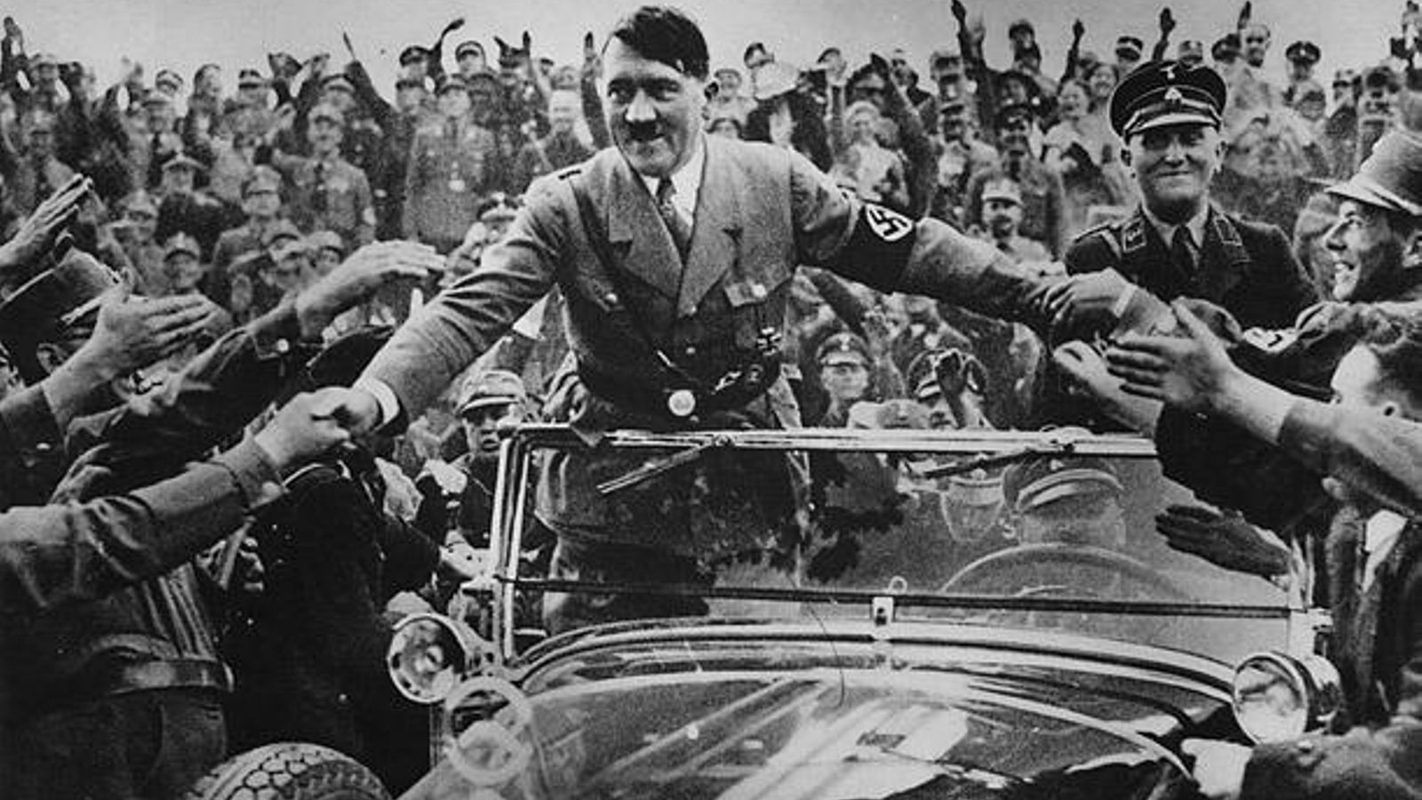 Hitler celebra su victoria en las urnas.