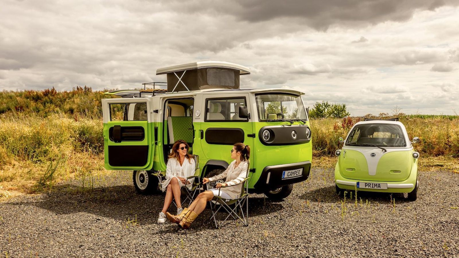 El XBus en versión Camper junto con el Evetta, el otro coche de la alemana ElectriBrands.