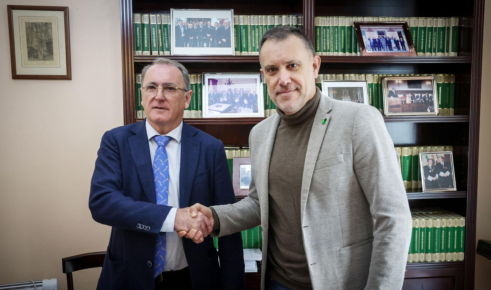 Federico Fernández y Antonio Fernández, tras la firma del acuerdo en el Colegio de Abogados de Jerez.
