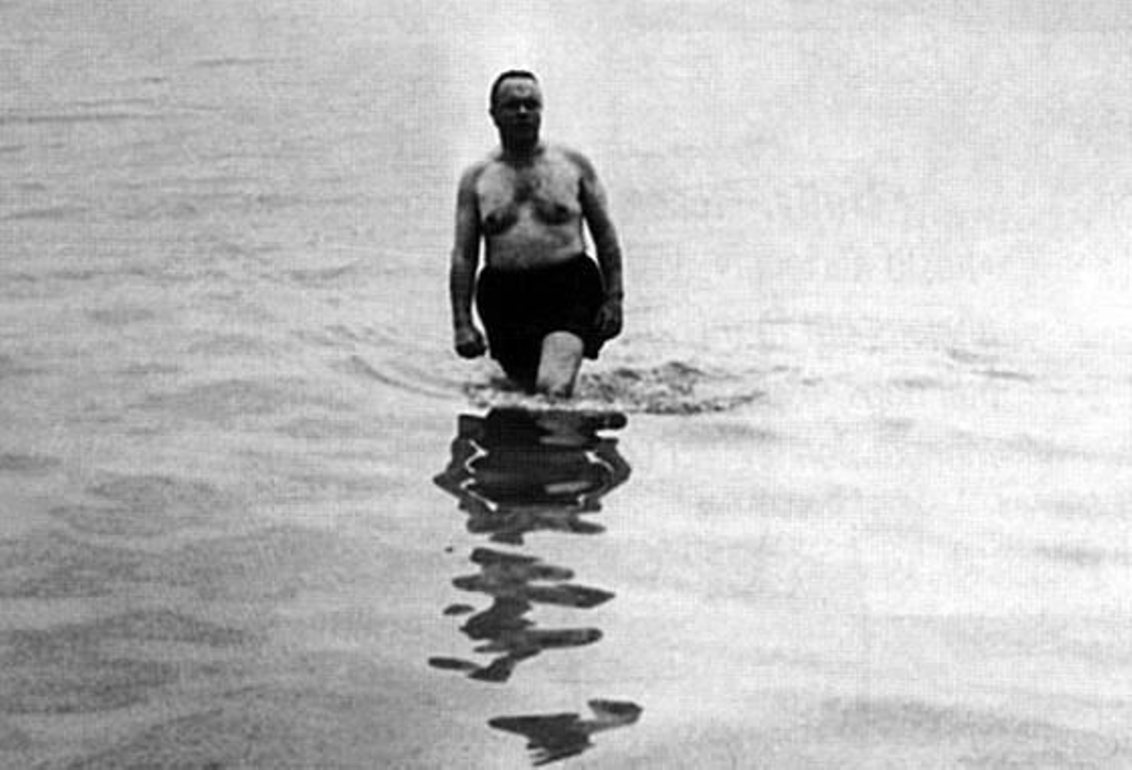 Otra imagen del baño de Fraga en Palomares. / EFE