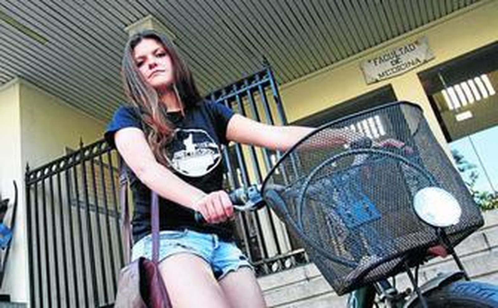 Daniela Reiss Varas, en la puerta de la Facultad donde cursa los estudios de Medicina.
