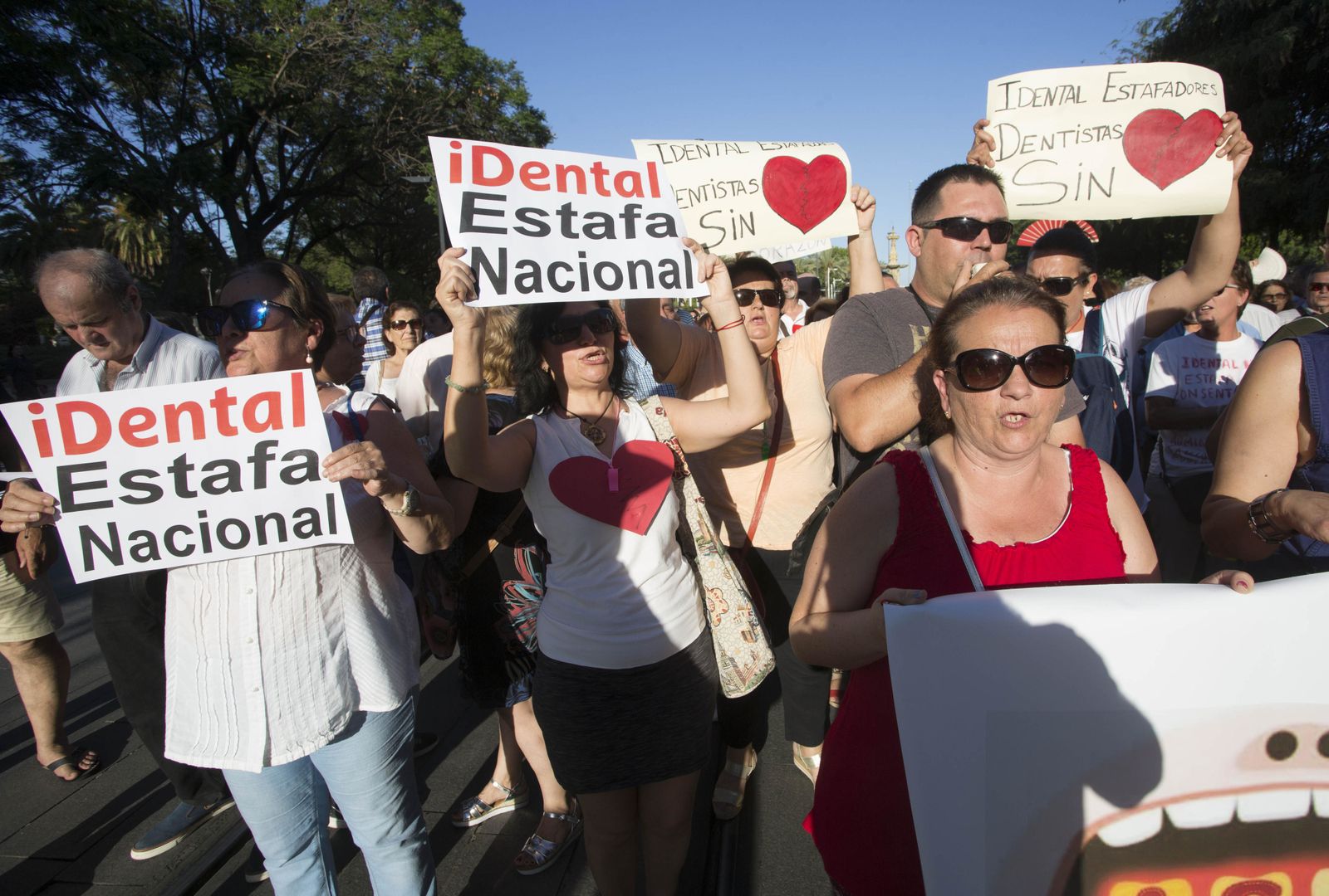 Manifestación de afectados de Idental en Sevilla.