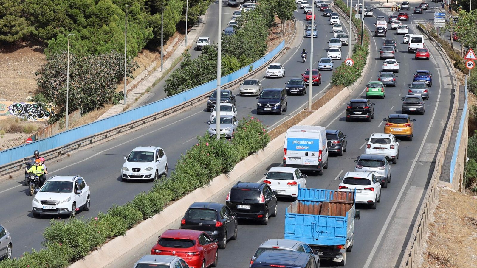 Tráfico de vehiculos en la Avenida de Valle-Inclán de Málaga.