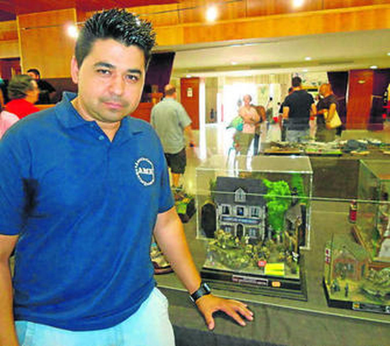 El galardonado con el primer premio, junto a su obra.