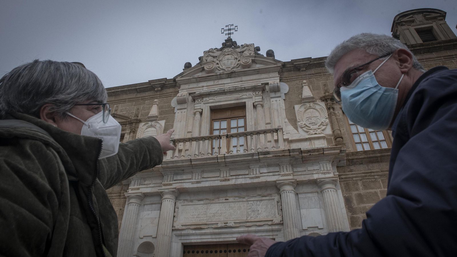 La cruz de Jerusalén y el emblema de las Cinco Llagas en la fachada del antiguo hospital