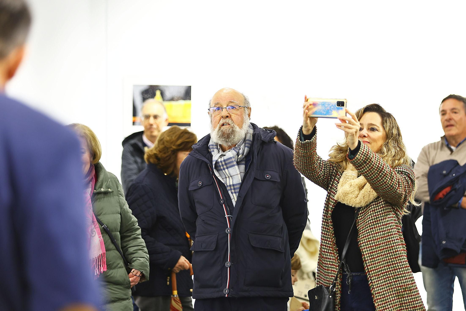 Imágenes de la inauguración de la exposición A PONIENTE en Caja Rural del Sur