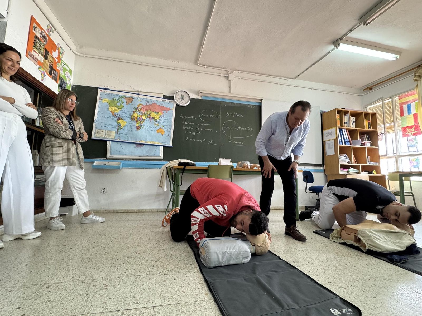 Taller de primeros auxilios en un centro educativo de Huelva.