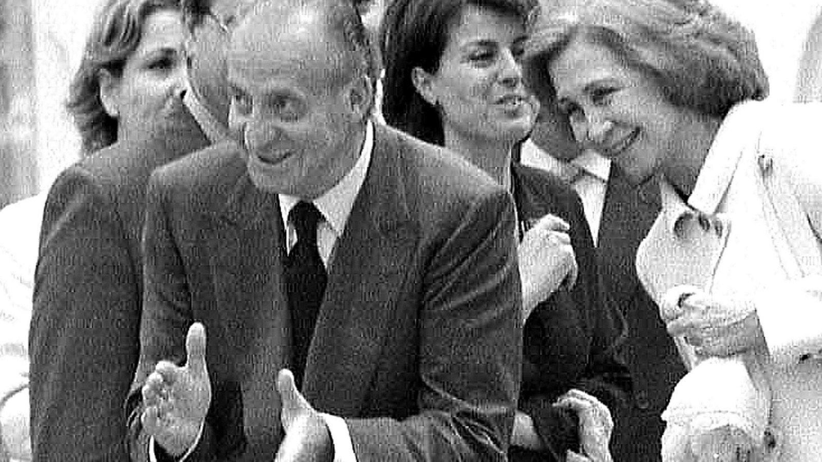 Don Juan Carlos, junto a la reina, en el Alcázar animándose por bulerías.