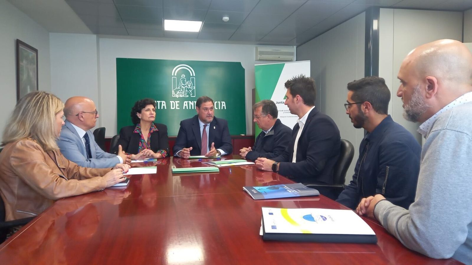 Firma del convenio entre la Junta de Andalucía y el IES Albaida y el Instituto Oficial de Formación Profesional MEDAC.