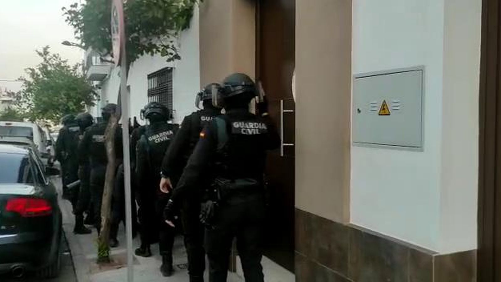 La Guardia Civil durante uno de los registros realizados en la operación.