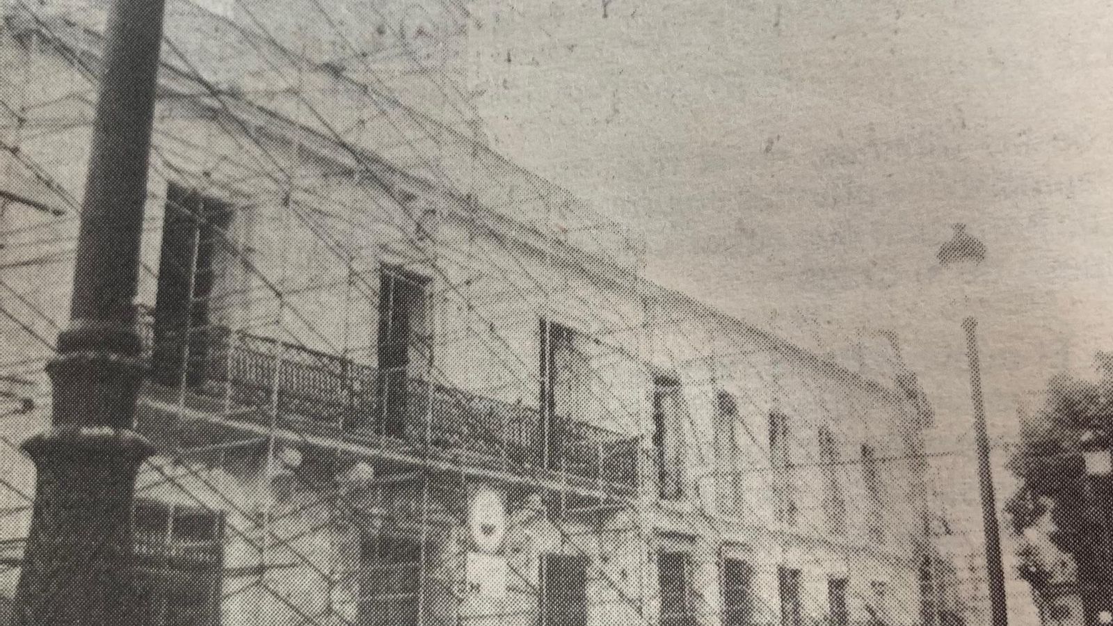 Fachada del antiguo hospital de la Caridad, hoy Ayuntamiento, con andamios en 1987.