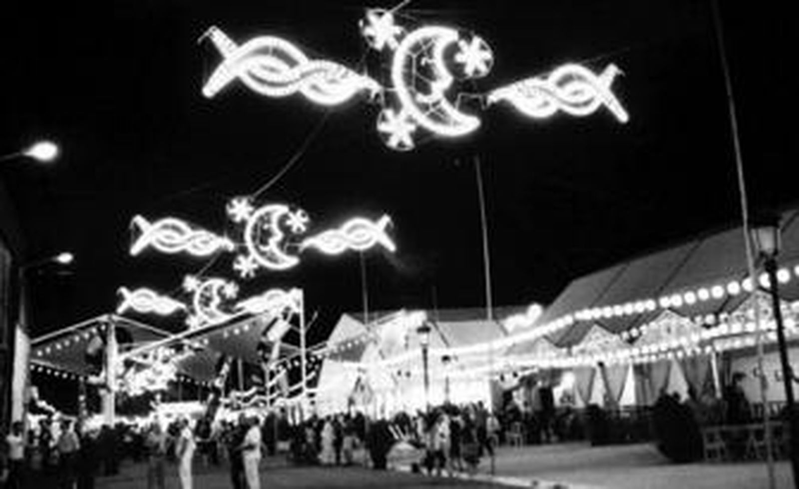 Espartinas inauguró anoche de forma oficial sus fiestas patronales con el encendido del alumbrado.