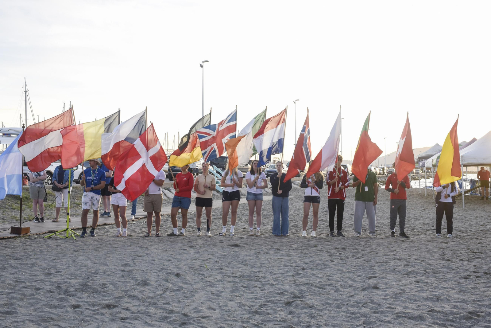 Las fotos del desfile de participantes de la Copa de la Juventud Europea de remo beach sprint de La Línea