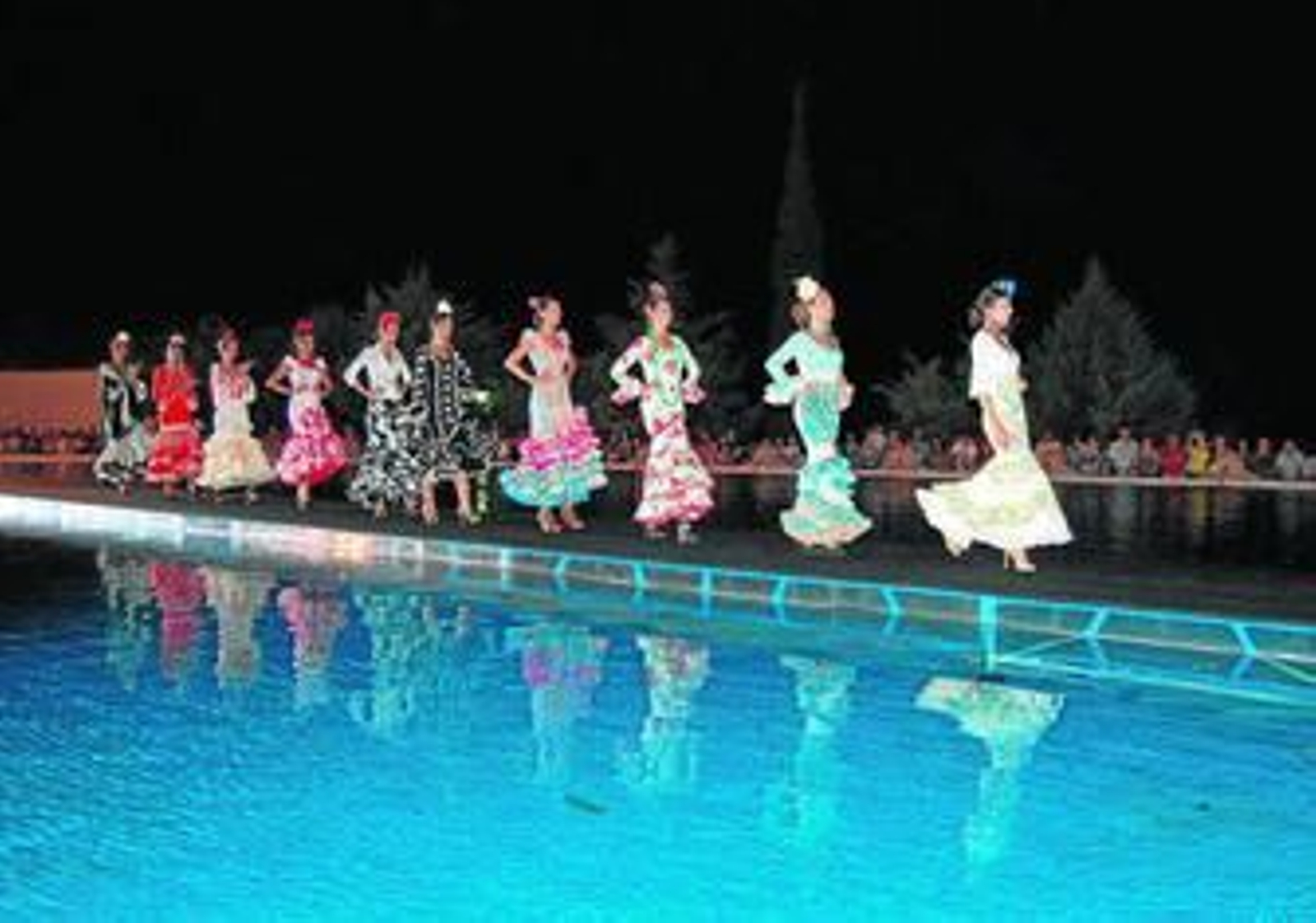 Las modelos del certamen de moda flamenca desfilan en la Laguna de Cañaveral