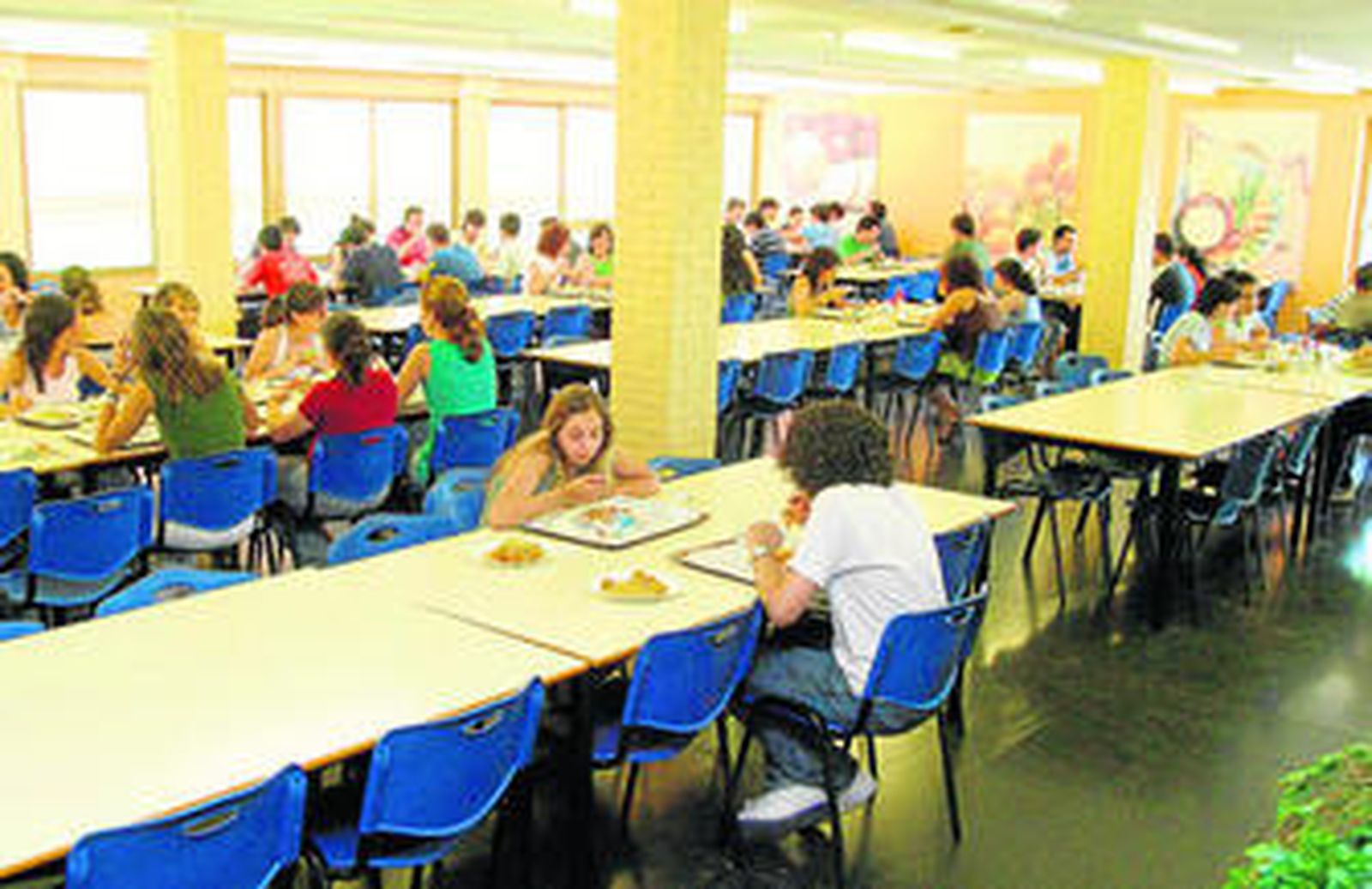Alumnos de la UCO en el comedor del colegio mayor La Asunción.