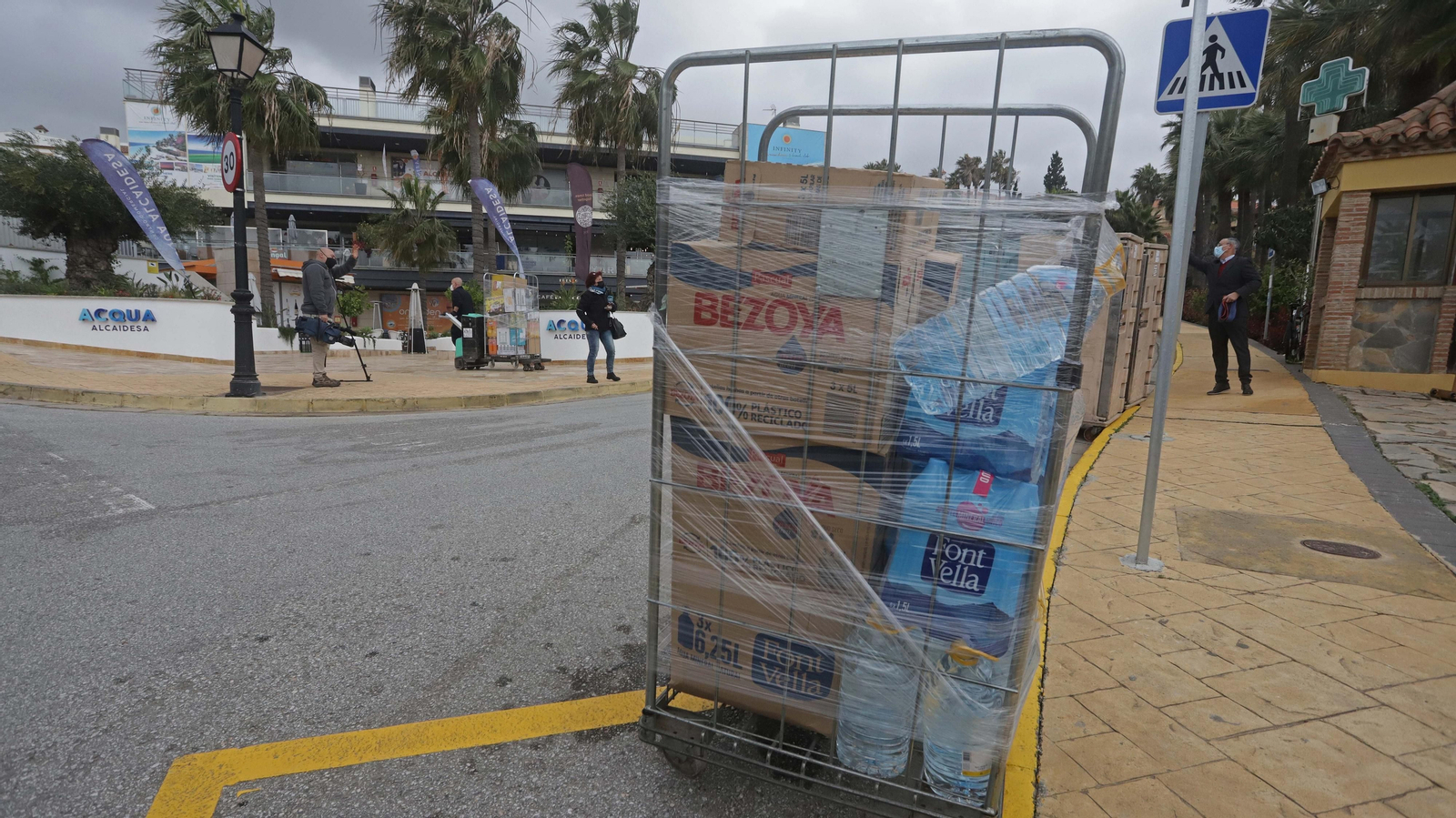 Fotos del reparto de agua de Aqualia  en La Alcaidesa