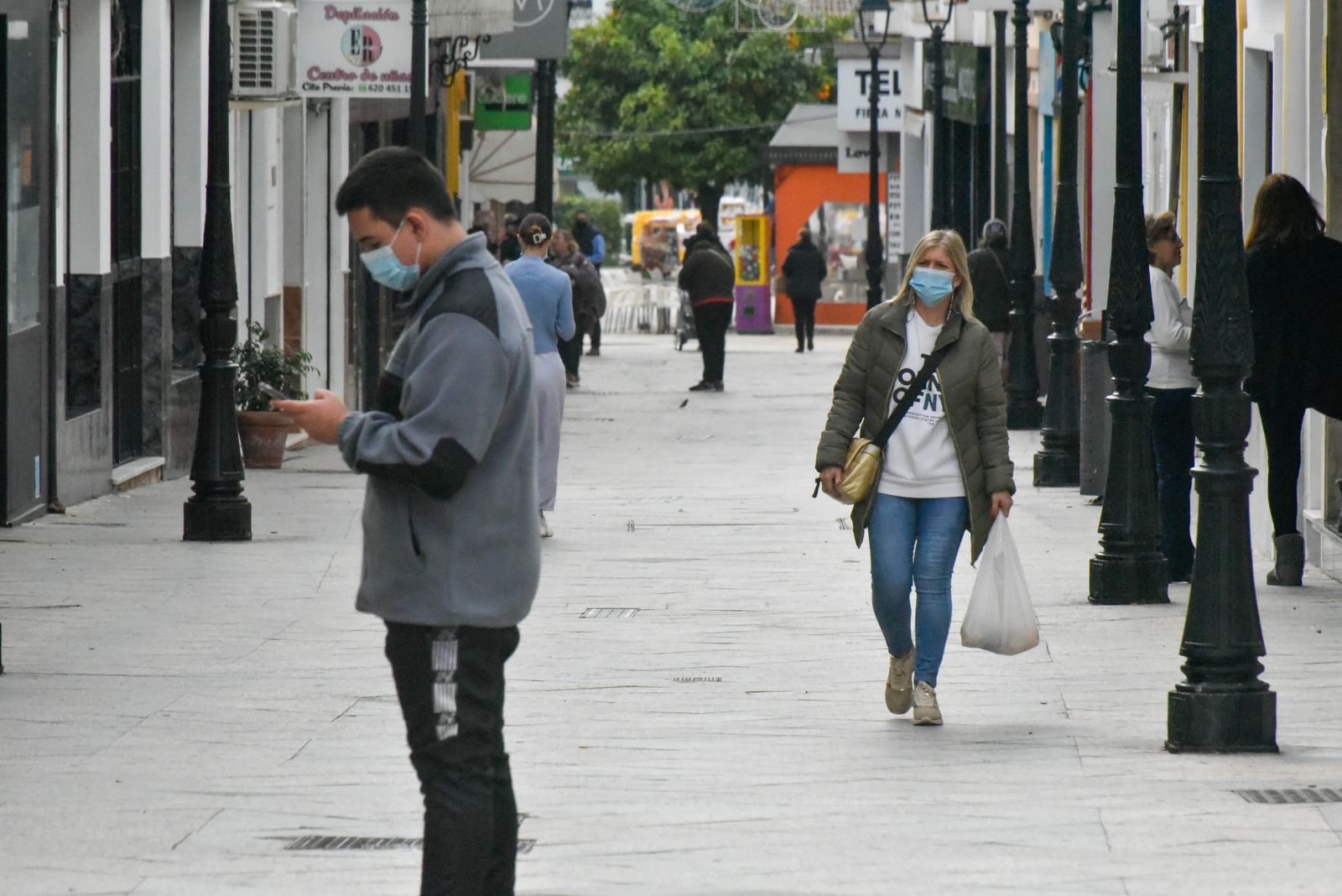 Varias personas, con mascarillas, en Los Barrios