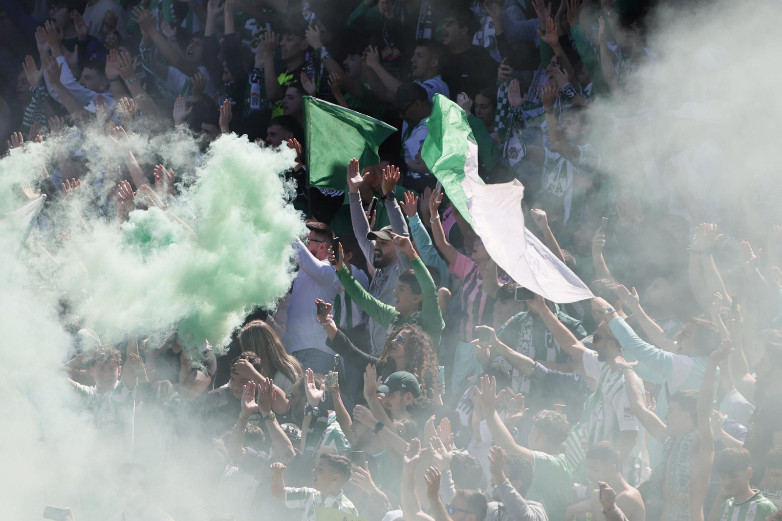 Las imágenes del gran ambiente en el entrenamiento del Betis