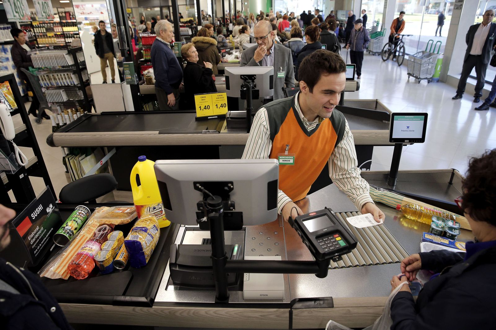 Una mujer comprando naranjas en un supermercado de Mercadona.