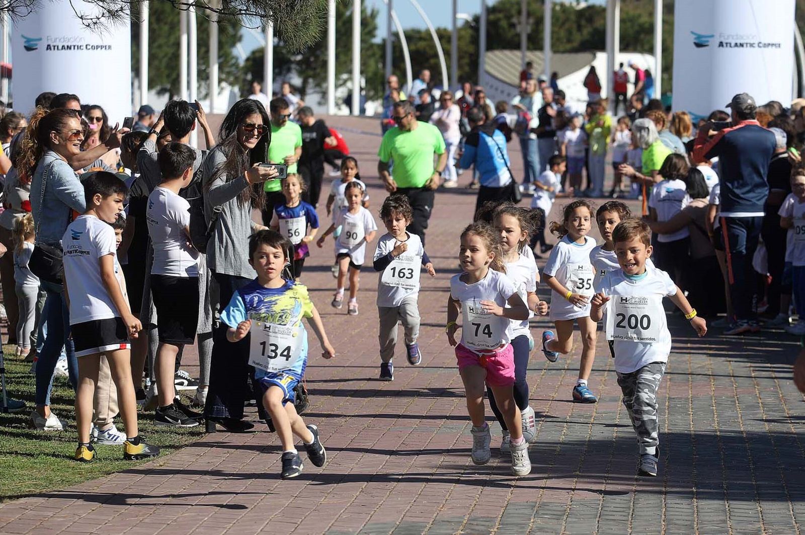 Niños participantes de la carrera infantil 'Kilos por Kilómetros' de Huelva.
