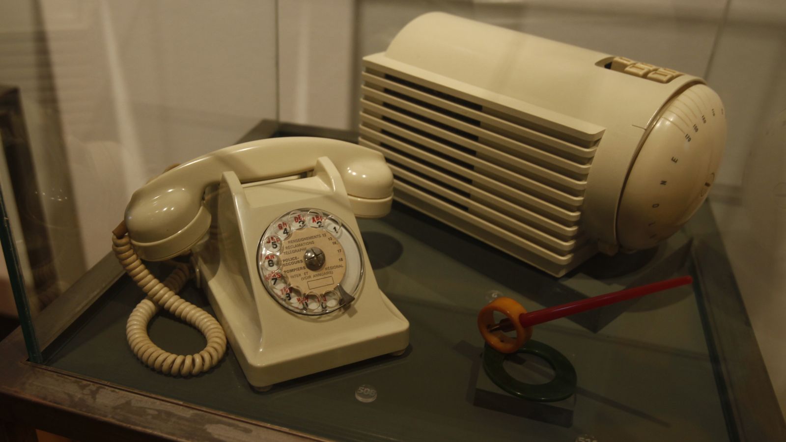 Un teléfono, una radio y un portaplumas de la colección particular de Rafael Ortiz.