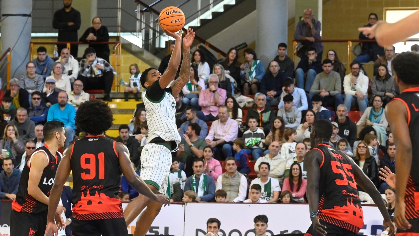 Black lanza a canasta ante la presencia de varios rivales.