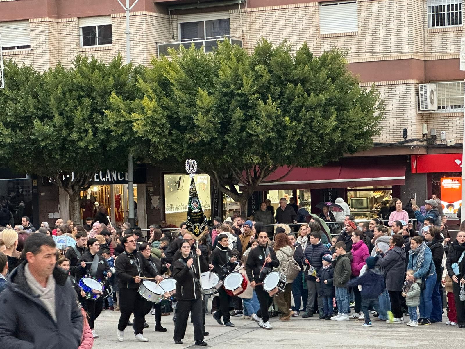 De la Residencia de Mayores a las calles: imágenes del paso de los Reyes Magos por Huércal-Overa