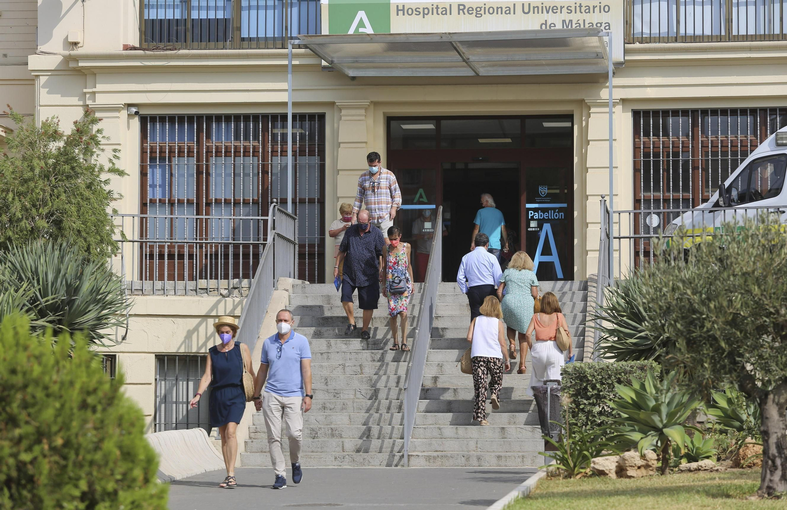 Acceso al Hospital Regional de Málaga.