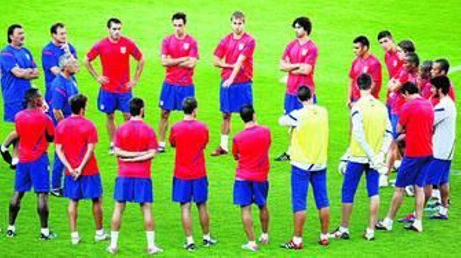 Manzano se dirige a sus jugadores en el entrenamiento de ayer en Guimaraes.