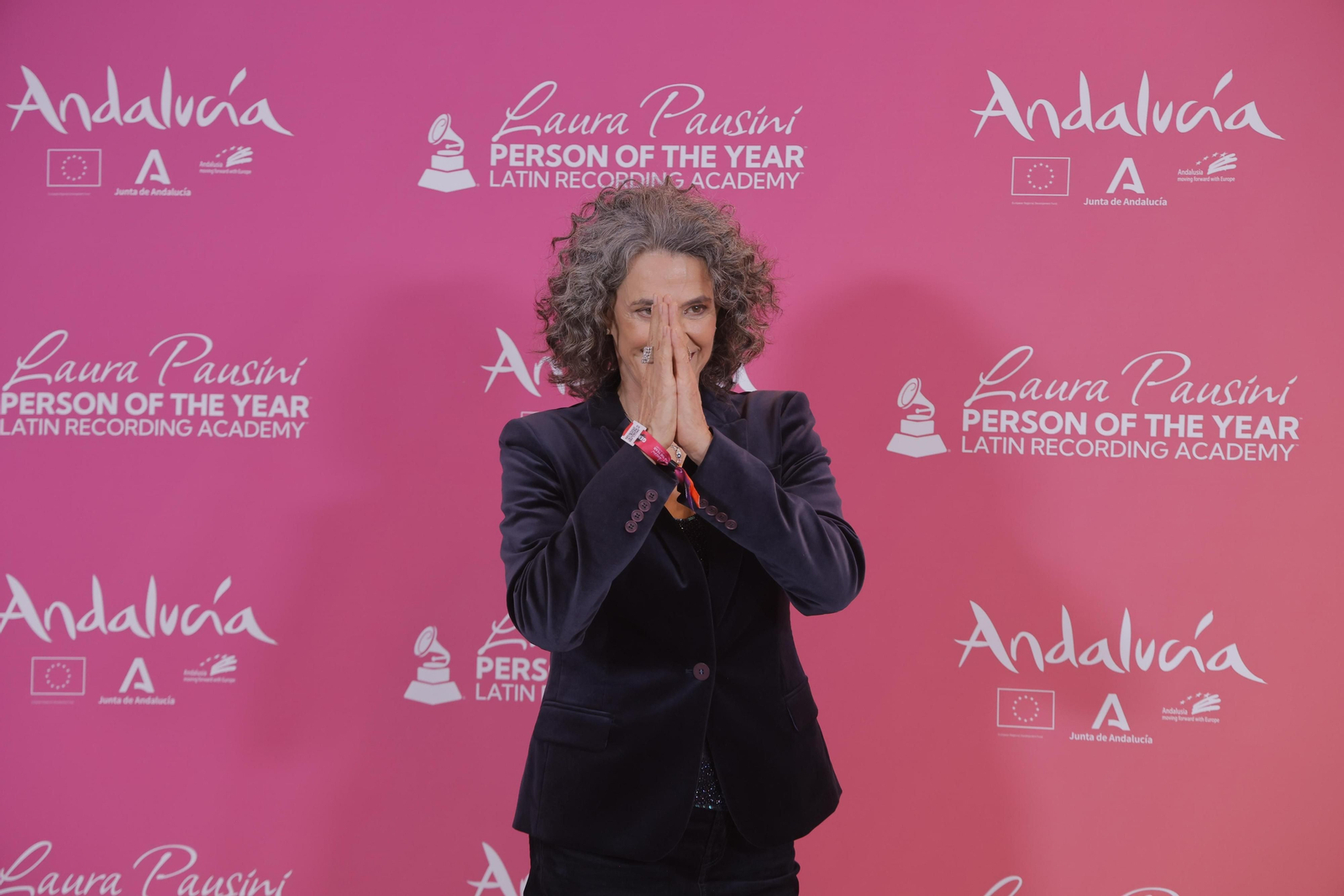 La alfombra roja del homenaje a Laura Pausini en los Grammy Latinos de Sevilla, en imágenes