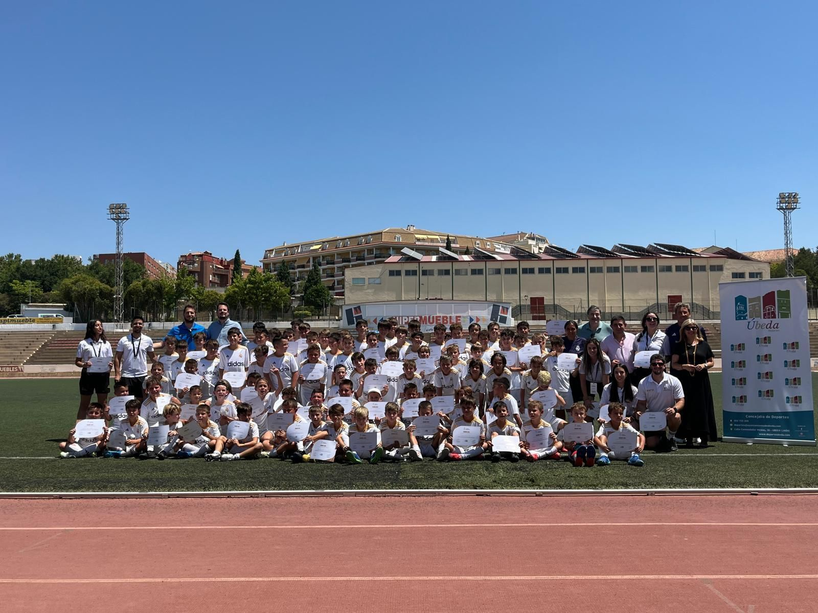 Foto de familia del Campus Experience de la Fundación Real Madrid en Úbeda.