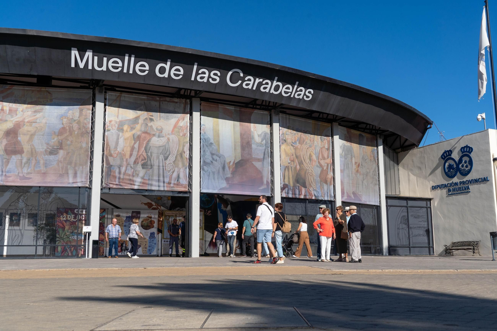 La jornada de puertas abiertas en el Muelle de las Carabelas en imágenes