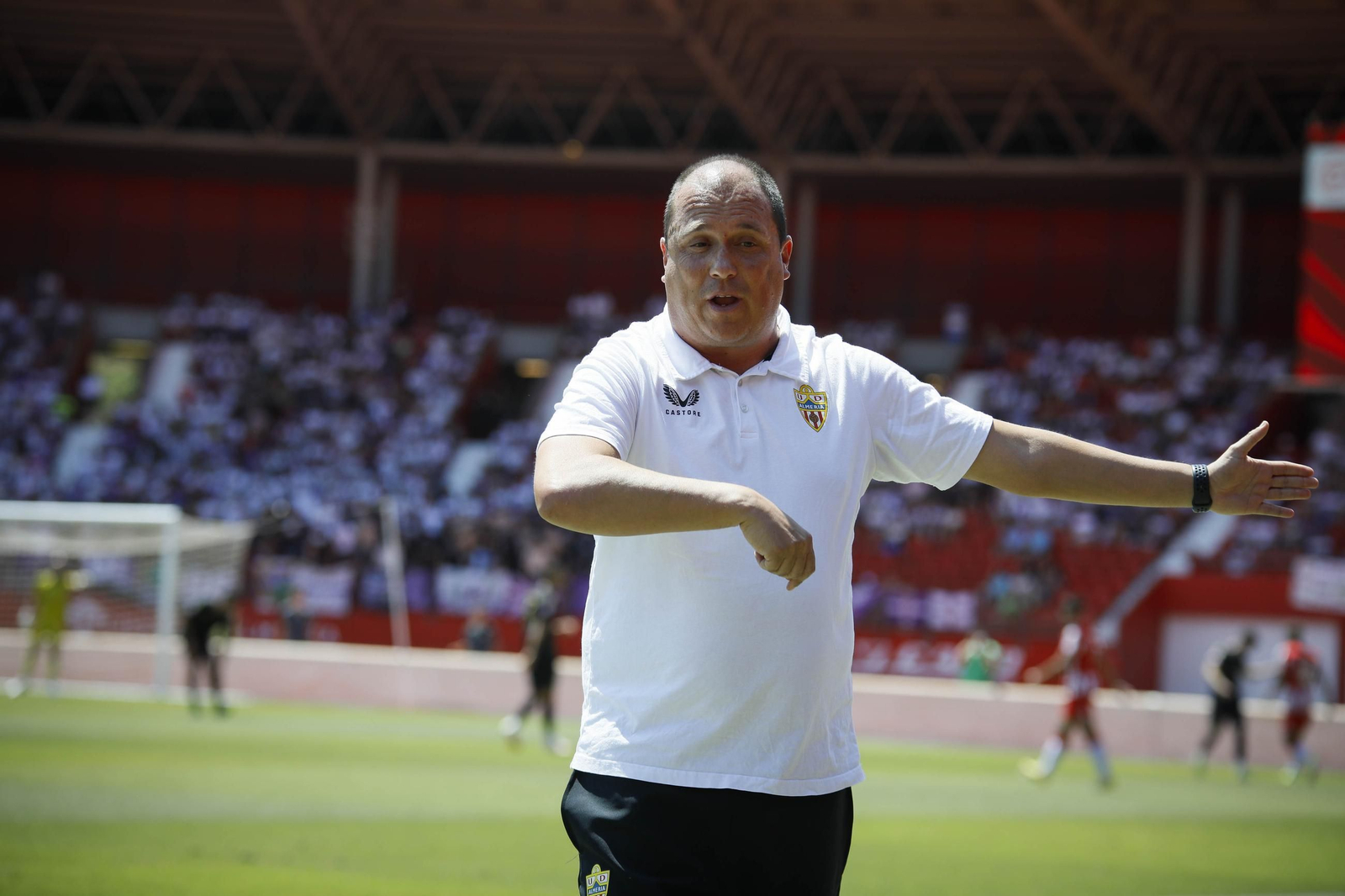 Alberto Lasarte da indicaciones en la ida del play off ante el Real Jaén del pasado curso.