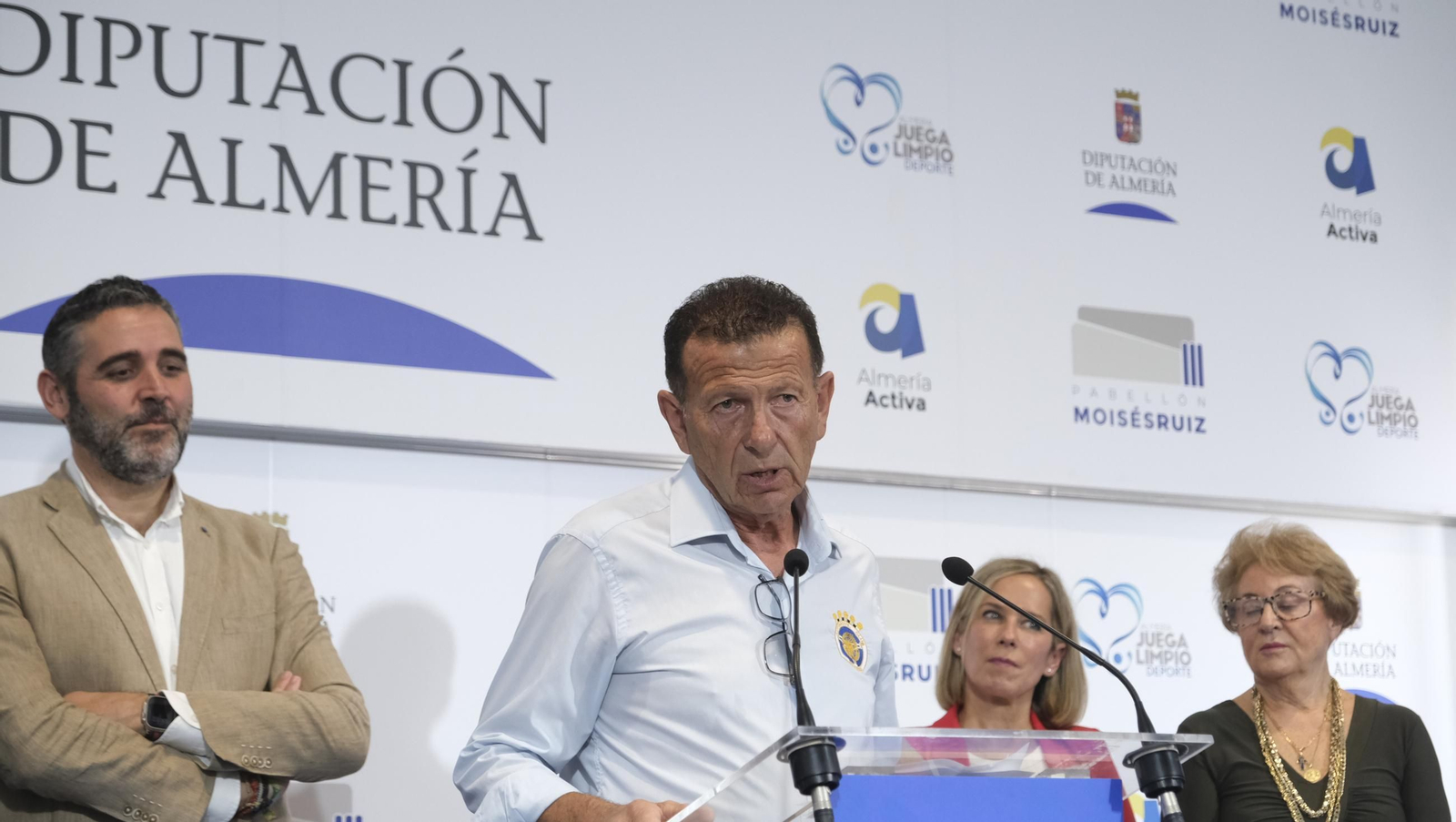 El presidente del Automóvil Club de Almería, club organizador, durante su intervención en la presentación de la prueba.