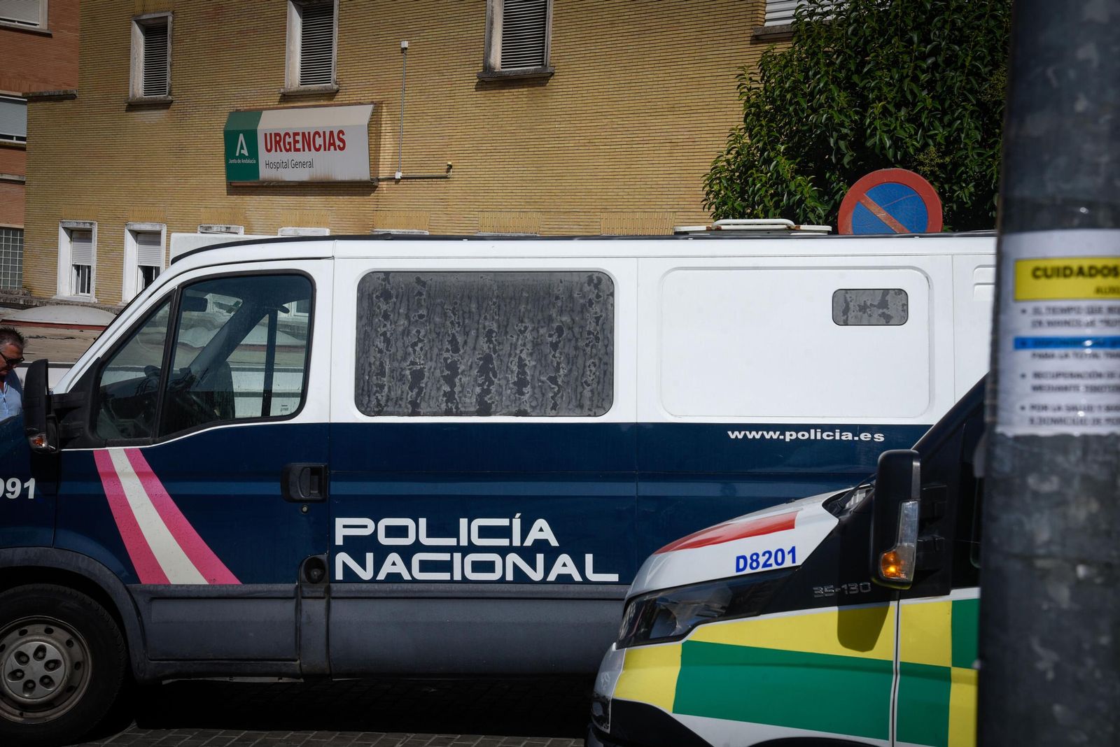 Un furgón policial junto a una ambulancia en los accesos de las Urgencias del Hospital de Traumatología del Virgen del Rocío.