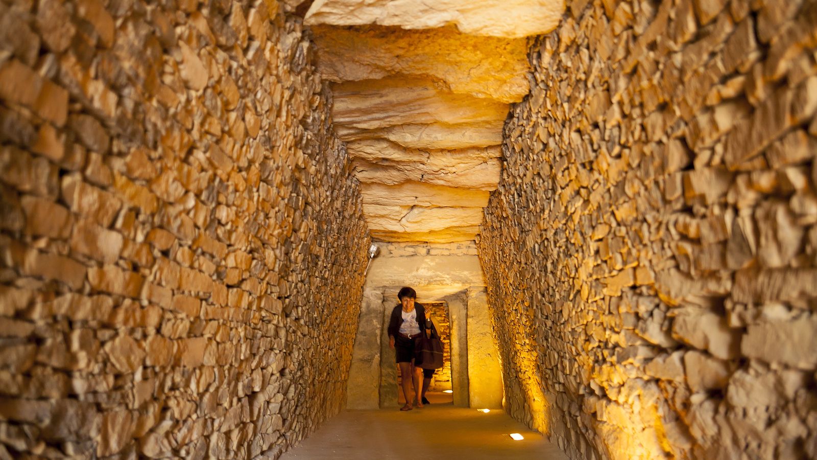 Visitantes en los dólmenes de Antequera.