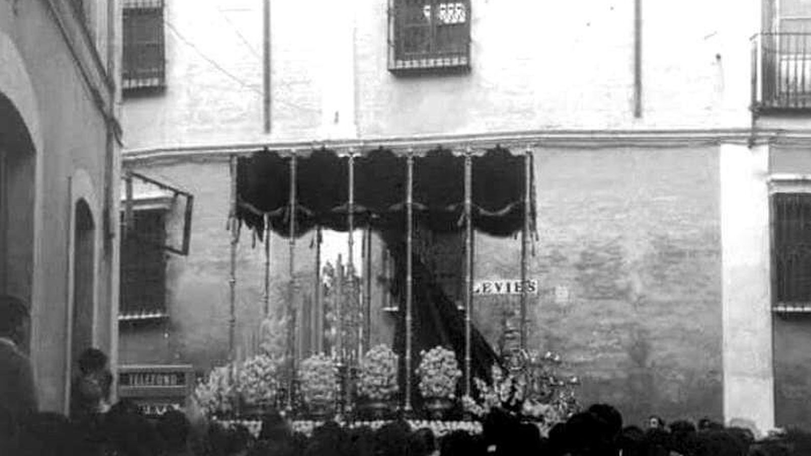 Las Virgen de Guadalupe por la calle Levíes, cerca de San Bartolomé